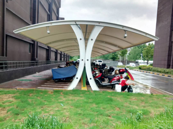 膜結構停車棚